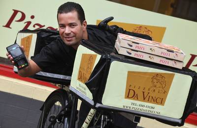 Pizza-baas verbaasd: ‘Waarom laat politie kans op heterdaad-aanhouding om vals geld lopen?’