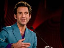 Ongemak bij songfestival-host Mika: journalist confronteert hem met eerdere kritiek op feest