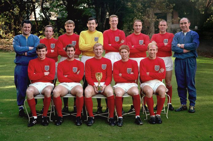 Het team van Engeland dat in 1966 wereldkampioen werd op Wembley. Nobby Stiles staat op de bovenste rij als tweede van links.