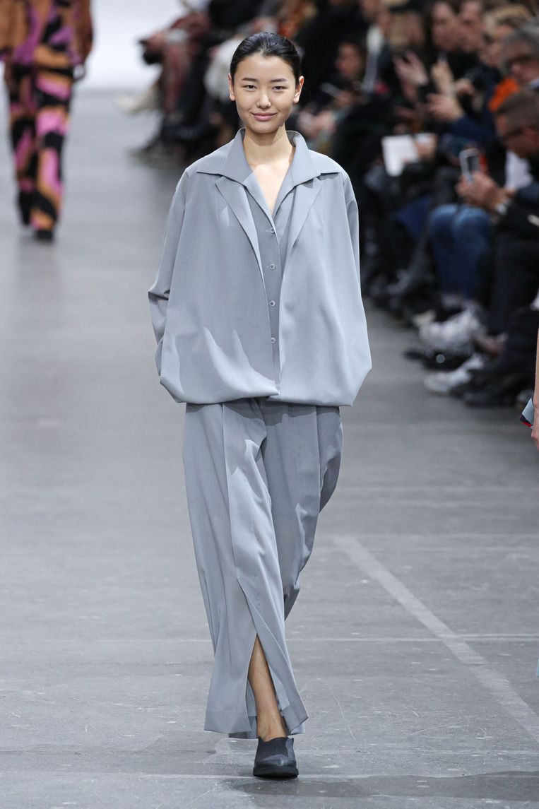 Een model showt een ontwerp van Issey Miyake op de Paris Fashion Week afgelopen maart. Beeld Belga