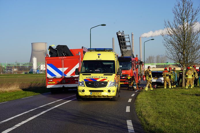 Een automobiliste is naast de Monnikenweg in Geertruidenberg ondersteboven in de sloot terechtgekomen.
