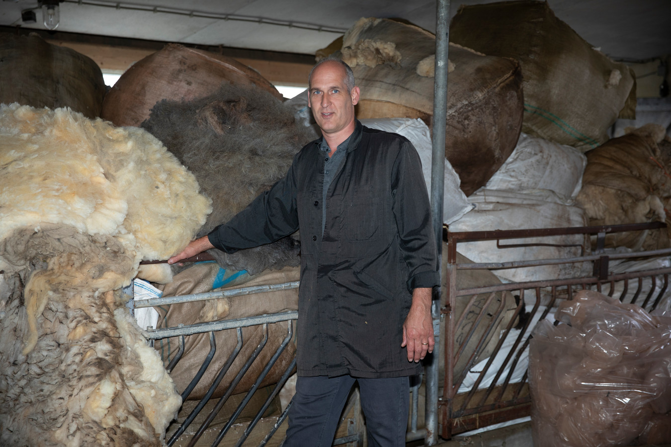 Veehandelaar Jan van Zuidland haalt als 'service' ook de wol op bij zijn klanten. Die slaat hij op in zijn loods in Zierikzee.