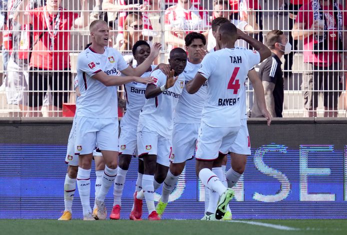 Mitchel Bakker en Jeremie Frimpong vieren de goal van Moussa Diaby.