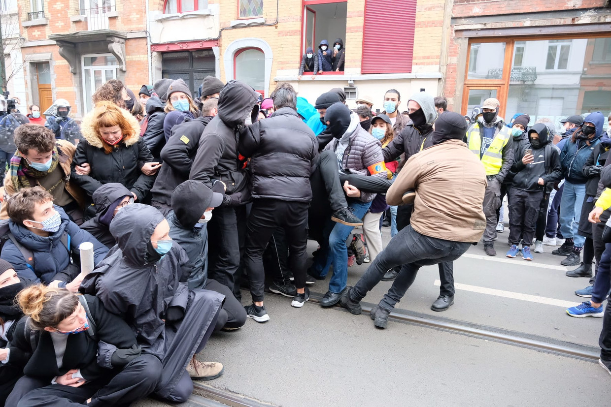 Groepen actievoerders trokken in Anderlecht de straat op ‘voor Adil’. De politie verrichtte een honderdtal arrestaties.  Beeld Marc Baert