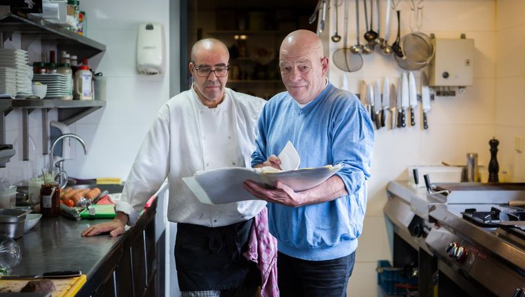 Ruud Pereboom van restaurant Roediez in Diemen legt zijn kok een recept voor. Beeld Cigdem Yuksel 