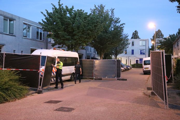 In het huis aan het Kramerplan in Zoetermeer vond de politie zaterdag omstreeks 17.00 uur twee lichamen.