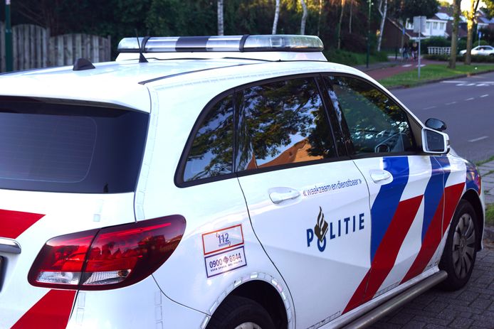Een politiewagen tijdens een inzet.