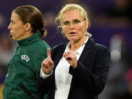 Sarina Wiegman geniet van uitzinnige ambiance op Old Trafford: ‘Kon mijn speelsters geen aanwijzingen geven’