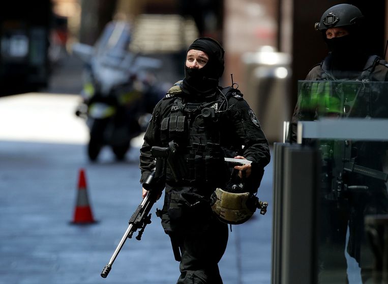 Een politieagent in Philip Street in Sydney. Beeld getty