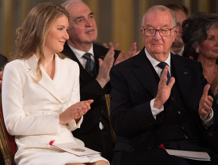 Kroonprinses Elisabeth en koning Albert tijdens het feest voor haar 18de verjaardag. Beeld BELGA