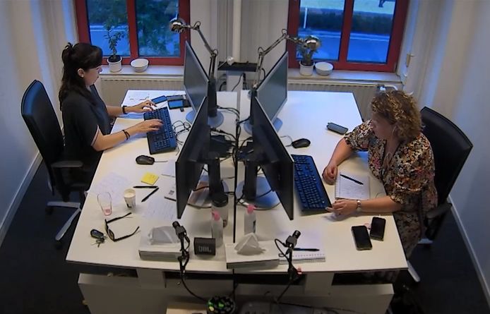 Uit de documentaire ‘Help me’: Sietske Martens (rechts) in het kantoor van het crisisinterventieteam aan de Spoorlaan in Tilburg.