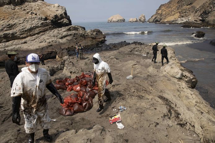 In Peru raakte een olietanker uit balans door de grote golven die volgden na de uitbarsting. Een grote hoeveelheid olie lekte uit het schip en heeft intussen meerdere stranden vervuild.