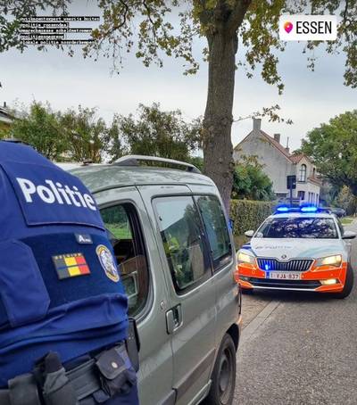 Man (68) rijdt met ongeregistreerd voertuig en zonder rijbewijs, wordt net over de grens aangehouden