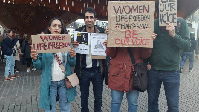 Iraanse gemeenschap verzamelt onder Stadshal uit solidariteit met Mahsa Amini: “Wij zijn niet vrij in Iran”