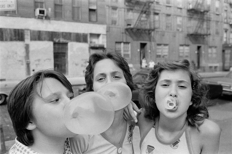 USA. New York CIty. 1976. Carol, JoJo and Lisa hanging out on Broome Street. Beeld Susan Meiselas / Magnum Photos