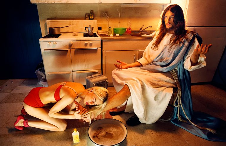 Een in rode lingerie gehulde Maria Magdalena droogt de voeten van Jezus met haar eigen haar. Beeld Courtesy Studio LaChapelle, Los Angeles