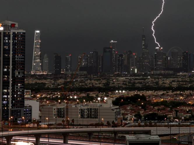 IN BEELD. Woestijnstad Dubai ploetert in het water na ongeziene stortregens: “Mogelijk gevolg van kunstmatig opgewekte regen”