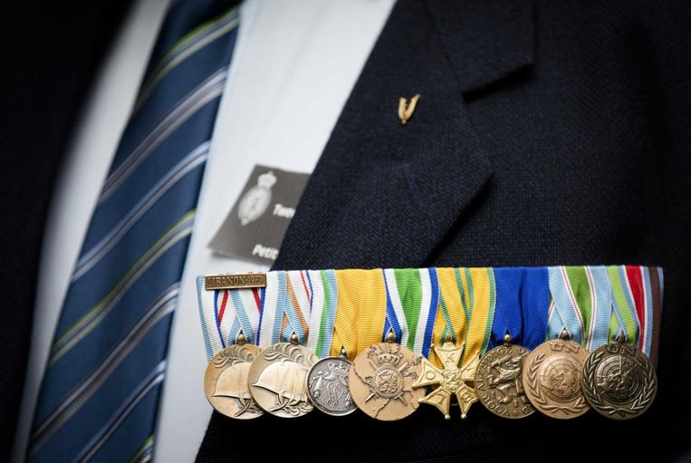 Militairen leveren in de Tweede Kamer hun medaille in. Beeld anp
