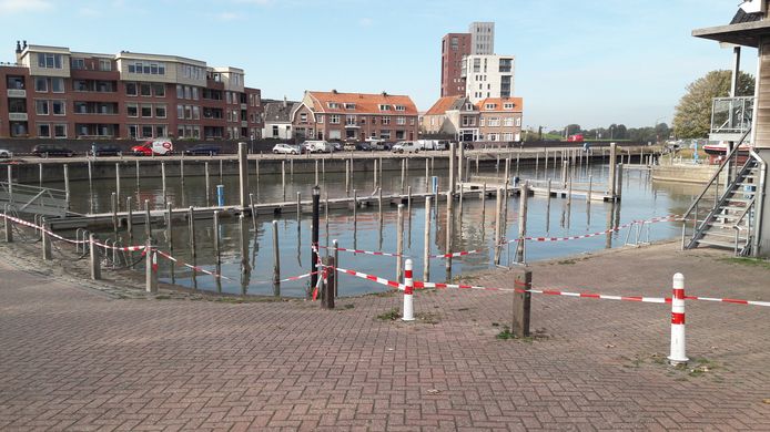 De Buitenhaven is afgezet met rood-witte linten en het baggeren is stilgelegd.