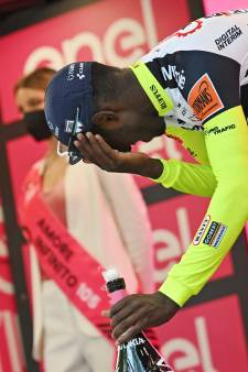 Biniam Girmay quitte le Giro après s’être blessé à l’oeil... sur le podium

