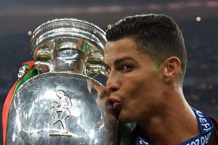 Ronaldo kust de Europese kampioenschapsbeker in 2016.