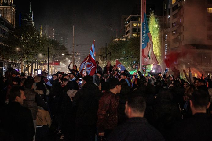 Supporters vieren feest bij de Hofpleinfontein.