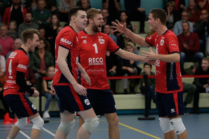 Gianno Beij (1) viert een punt met ploeggenoten van ZVH