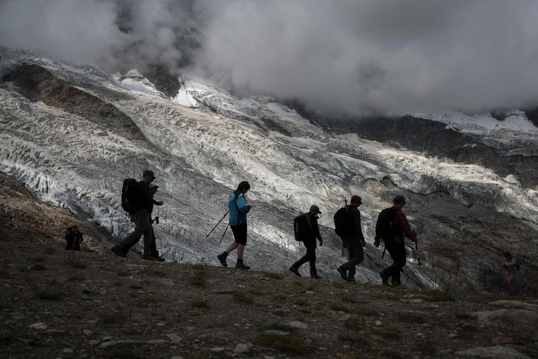 Wandelaars op de Feegletsjer nabij het Zwitserse skistation Saas-Fee.  Beeld AFP