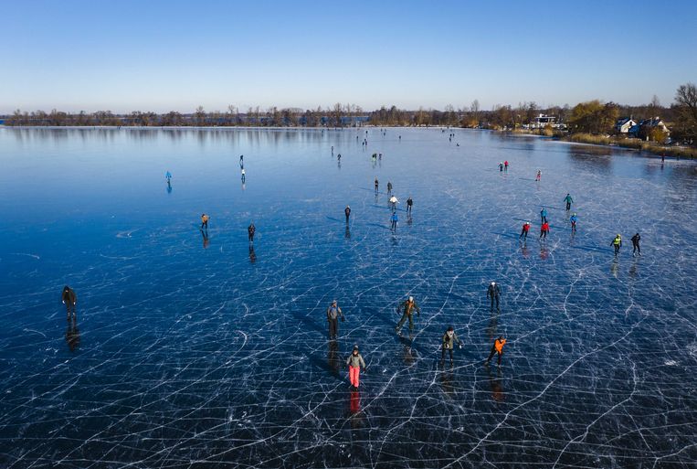 Schaatsers op de Loosdrechtse Plassen zaterdagochtend. Beeld ANP