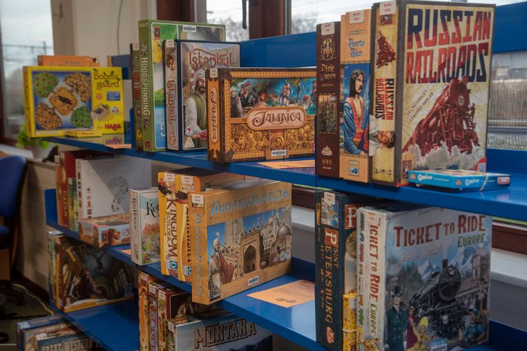 Ook in de bibliotheek in Melle is nu een uitleendienst voor gezelschapsspellen. Beeld Didier Verbaere
