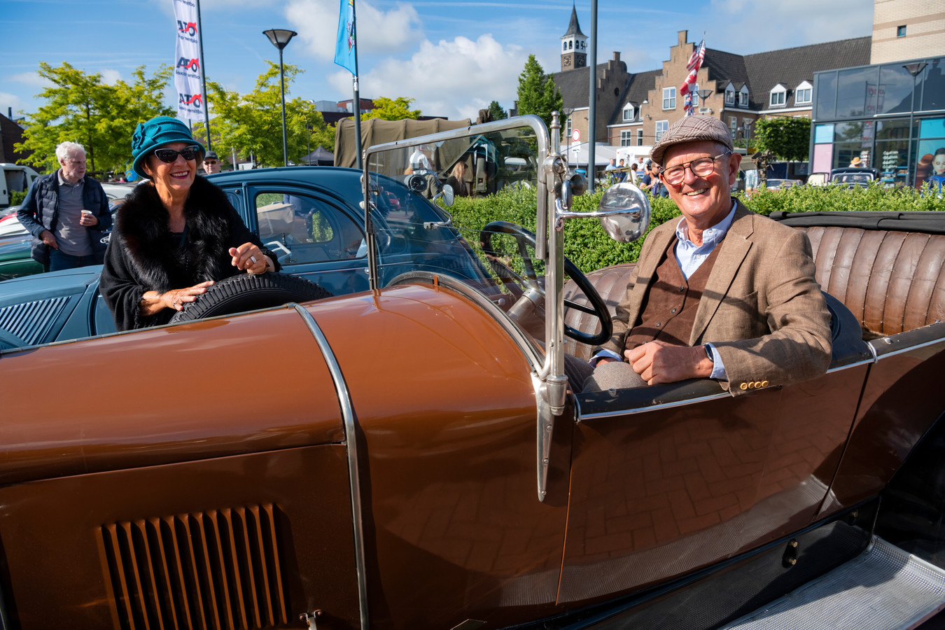 Han en Ineke Willeboordse met hun 99-jarige Peugeot tijdens het Oldtimer Festival in Axel. Hun kleding past ook helemaal bij de auto: de stijl van de jaren twintig.