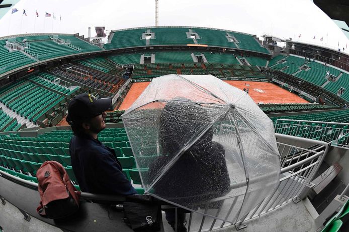 Een beeld dat in de kwartfinales van Roland Garros niet meer te zien zal zijn: paraplu's.