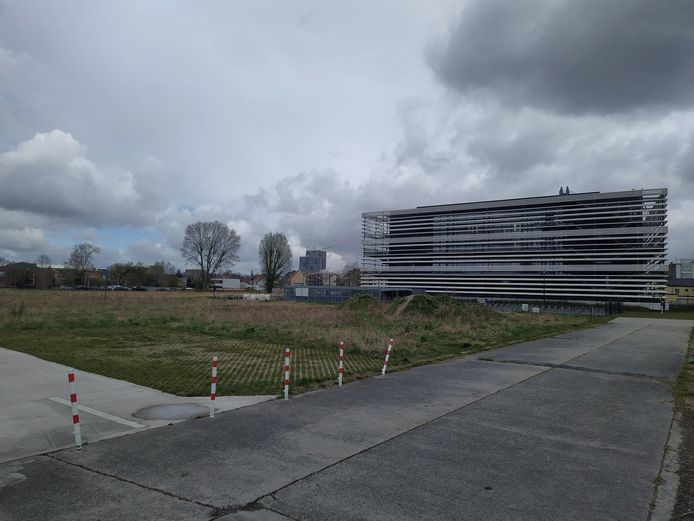 Op dit braakliggend terrein gaat de Stad een nooddorp bouwen.