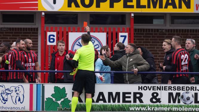 Drie DVC’26-spelers krijgen rood na knokpartij met Grol-publiek: ‘Meisje van 20 werd op haar bek geslagen, toen was het hek van de dam’