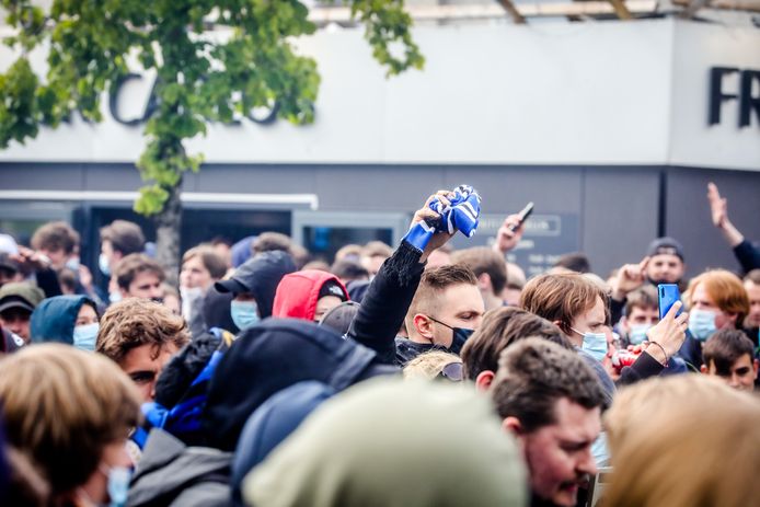 supporters wachten op de spelersbus van Club Brugge op de Platse van St Andries