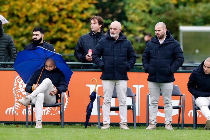 Wesley Sneijder (rechts) naast DHSC-coach Ricky Testa La Muta.