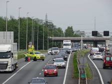 Flinke file op A1 tussen Duitse grens en Hengelo door vrachtwagen met mankement 
