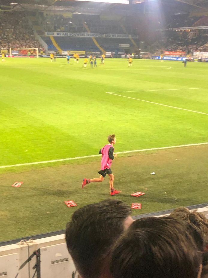 De ballenjongen van NAC wordt toegejuicht door de B-Side.
