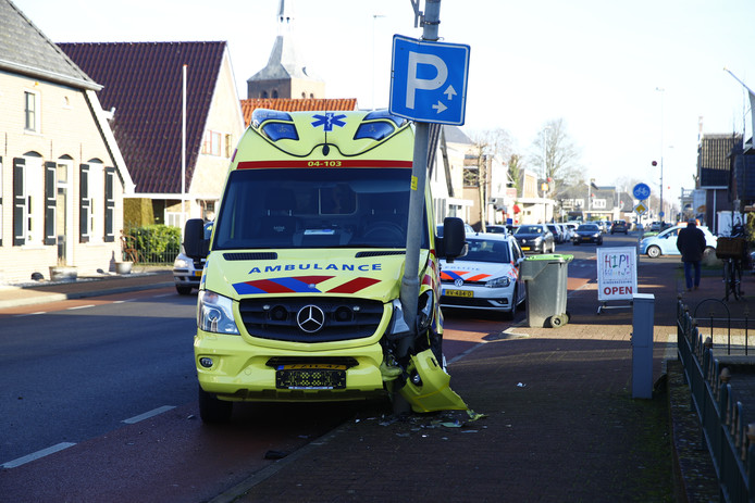Ambulance onderweg naar reanimatie in Oldebroek krijgt zelf ongeluk.
