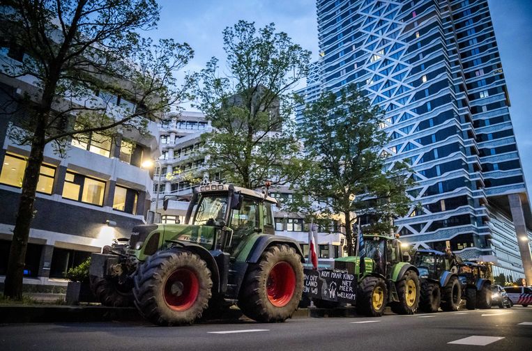 Tractoren van demonstrerende boeren voor het gebouw van de Tweede Kamer, tijdens een debat over het stikstofbeleid.  Beeld ANP