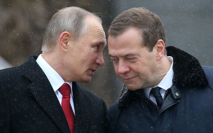 De Russische president Poetin en toenmalige premier Medvedev op archiefbeeld uit 2016.  “Medvedev is een loopjongen van Poetin. Misschien illustreert deze uitspraak wel de stemming in het Kremlin: totaal losgeslagen", zegt Hendrik Vos.