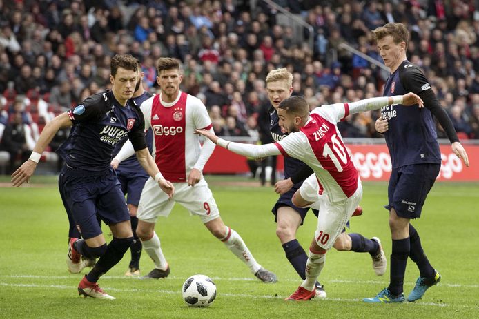 FC Twente verloor zondag nipt van Ajax (2-1). Het winnende doelpunt viel uit een dubieuze strafschop.