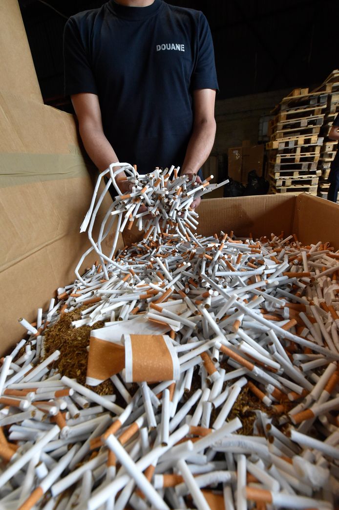 De douane onderschepte vorig jaar twee keer zoveel illegale sigaretten.