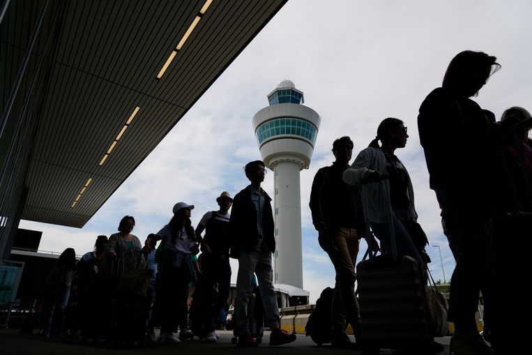 Het beeld van de afgelopen zomer: lange rijen wachtende reizigers op Schiphol. Beeld AP