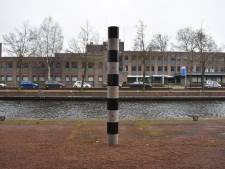 Mysterie opgelost: hierom staat deze zwart-witte paal naast de rechtbank