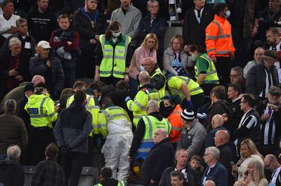 Malaise dans les tribunes: Newcastle-Tottenham arrêté plusieurs minutes, le supporter dans un état stable