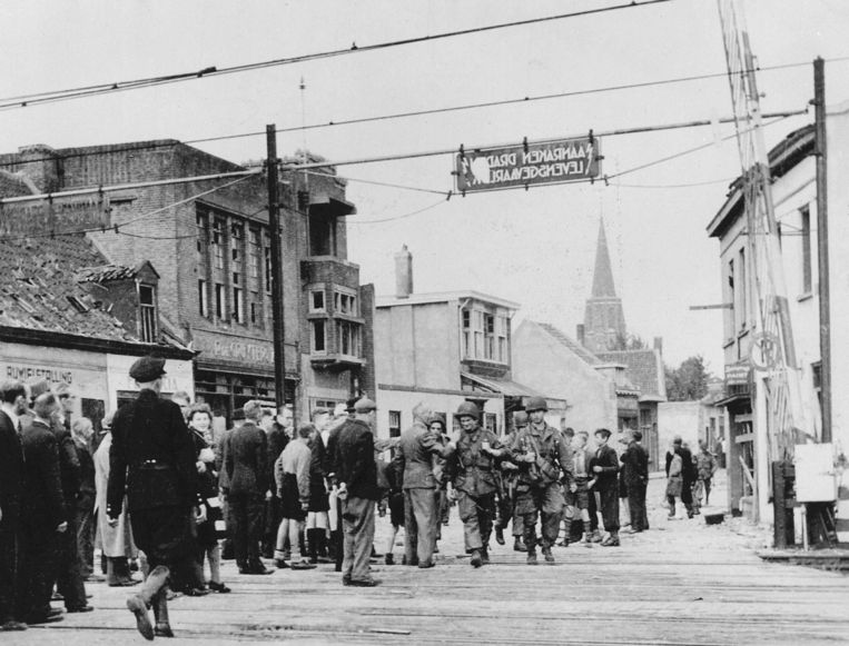 18 september 1944: Soldaten van de 101st Airborne Division die deelnamen aan de Operatie Market Garden, zijn geland even ten noorden van Eindhoven. Ze komen lopend via de Woenselse overweg in zuidelijke richting naar het centrum van de stad. Beeld ANP
