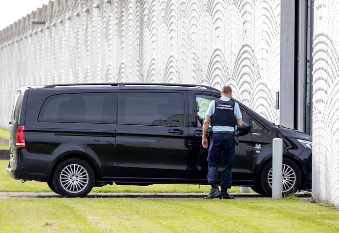 Een beveiligd transport komt aan bij Justitieel Complex Schiphol, de extra beveiligde rechtbank nabij de Amsterdamse luchthaven.