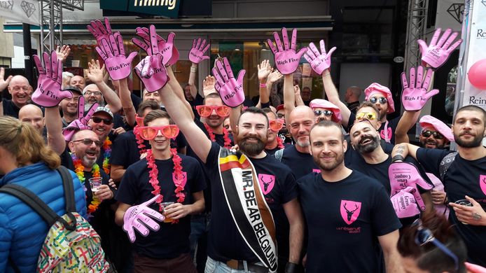 56 mannen van La Réserve, een Brusselse homokroeg, zijn naar Tilburg gekomen voor Roze Maandag.
