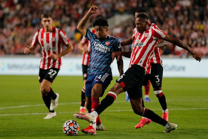 Reiss Nelson in duel met Brentford-verdediger Ethan Pinnock op 13 augustus bij de start van de Premier League.